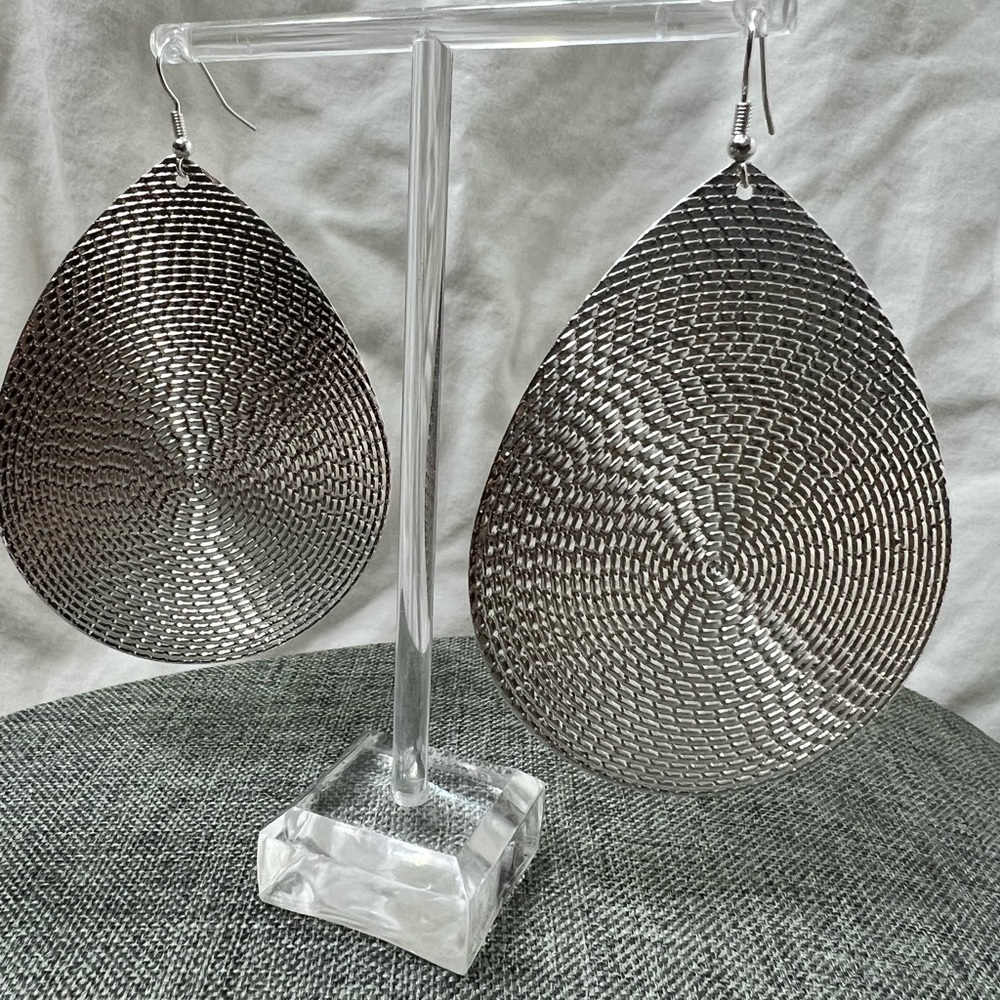 NWOT…Fashion Jewelry Ladys Pan Drops 18K White Gold Plating, Boho Chic ☑️ - Picture 3 of 6